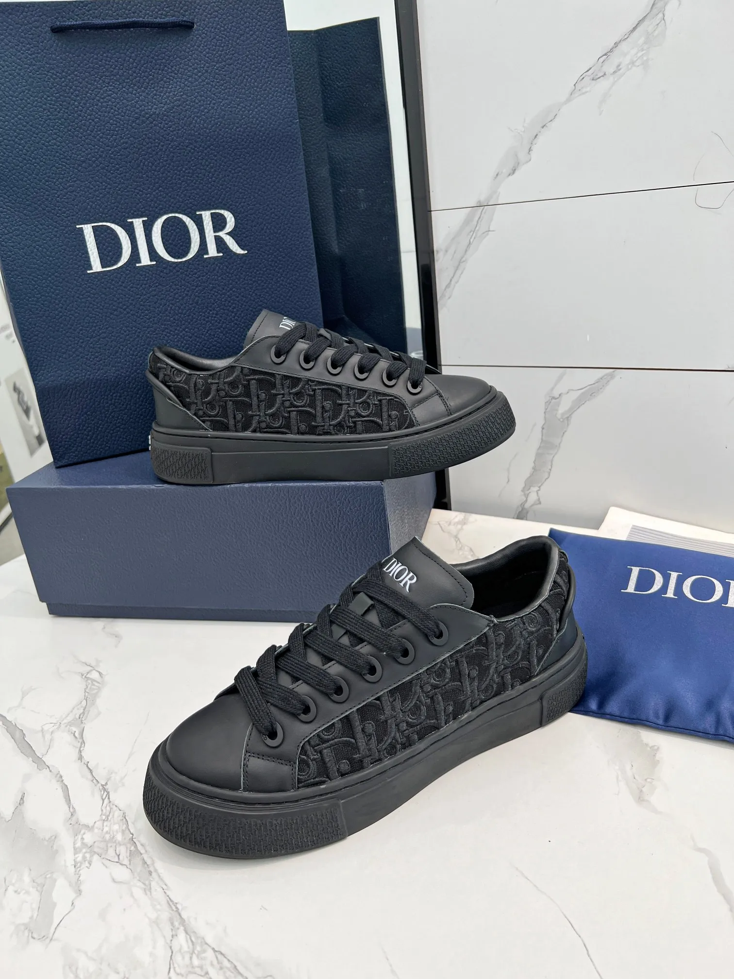 👟👟Ex-factory price 560👟👟 B33 sports tennis shoes - navy blue embroidered model 👟👟Ex-factory price 40👟👟Ex-factory price 48 Spring new model, a new interpretation of the classic tennis shoes, the fashionable silhouette highlights the heavy texture, carefully made of navy blue smooth cow leather, decorated with cream white three-dimensional embroidered Oblique print panels, and decorated with Dior It's distinguished by a logo-embossed padded tongue, wide white mohair laces and tonal brass eyelets with a matte finish. The cream-white Oblique print-effect rubber sole is enhanced by the contrasting Dior 30 Avenue Montaigne logo on the back, adding a stylish edge to casual looks.
